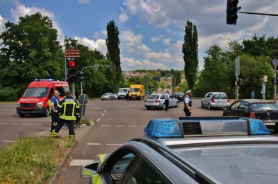 Waiblingen: Kreuzungscrash auf Einsatzfahrt - MTW der Feuerwehr Waiblingen kracht in Audi